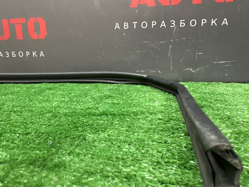 Уплотнитель стекла направляющий Hyundai Solaris 1 2013