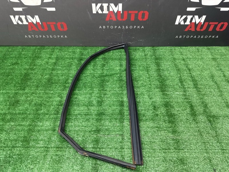 Уплотнитель стекла направляющий Hyundai Solaris 1 2013