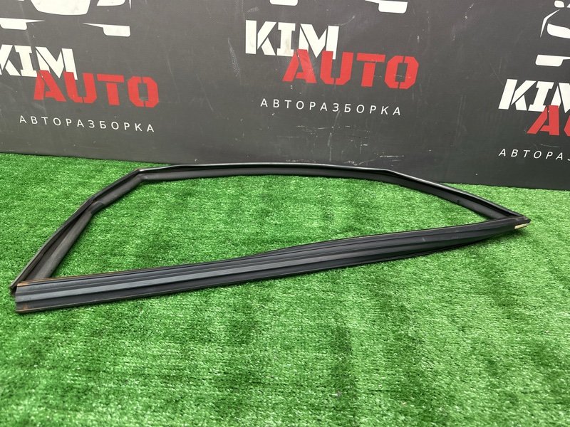 Уплотнитель стекла направляющий Hyundai Solaris 1 2013