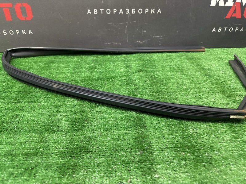 Уплотнитель стекла направляющий Hyundai Solaris 1 2013