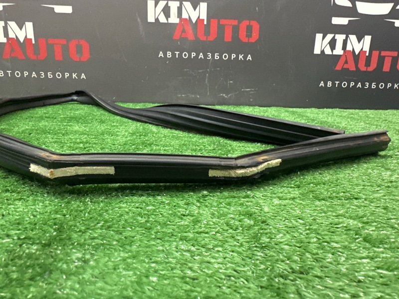 Уплотнитель стекла направляющий Hyundai Solaris 1 2013