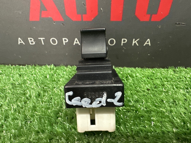 Кнопка стеклоподъемника Kia Ceed SW 2010 ED