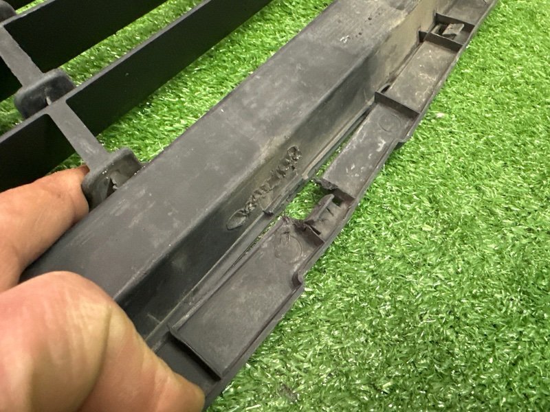 Решетка бампера нижняя Hyundai Solaris 1 2013