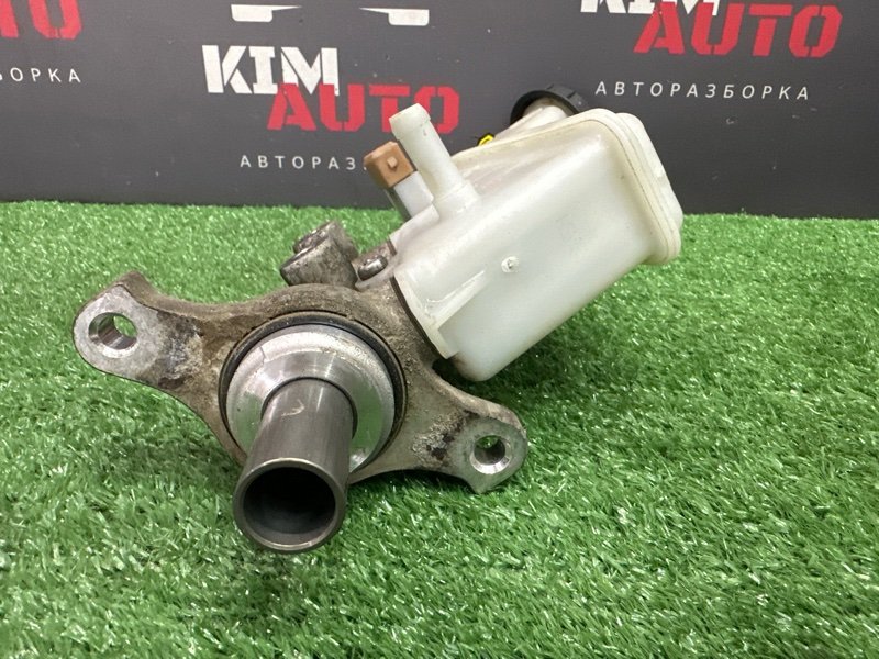 Главный тормозной цилиндр с бочком Hyundai Solaris 1 2013