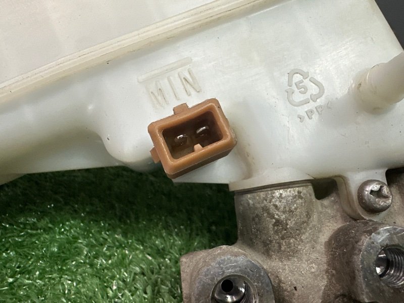 Главный тормозной цилиндр с бочком Hyundai Solaris 1 2013