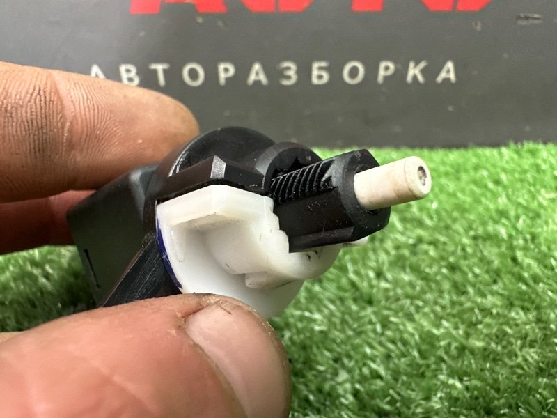 Выключатель стоп-сигнала(лягушка) Kia Rio 3 2016 QB