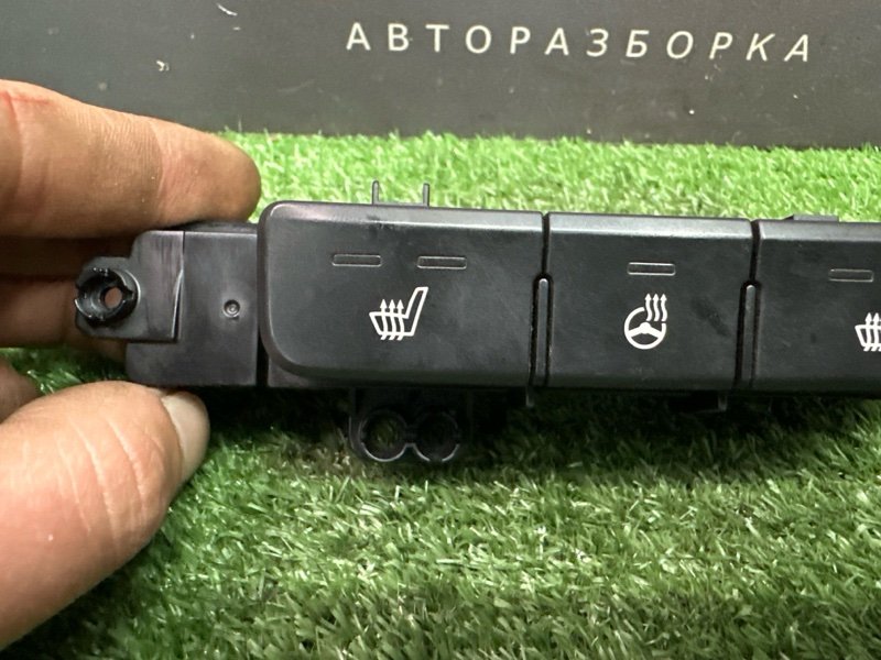 Блок кнопок подогрева сидений Kia Rio 4 2017 FB
