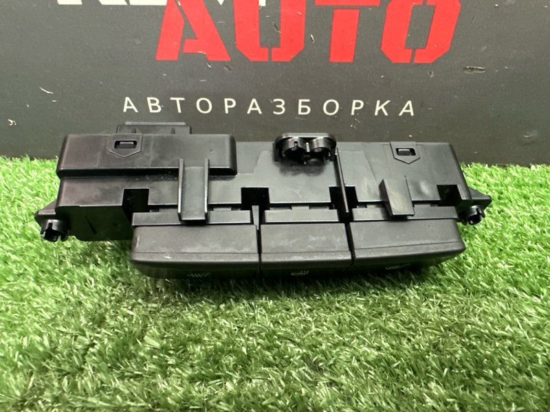 Блок кнопок подогрева сидений Kia Rio 4 2017 FB