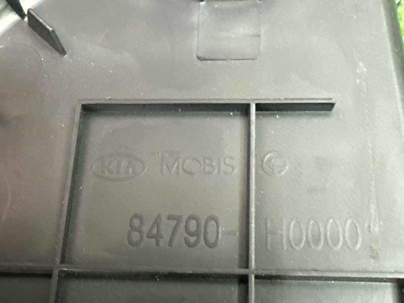 Накладка торпедо боковая Kia Rio 4 2021 FB
