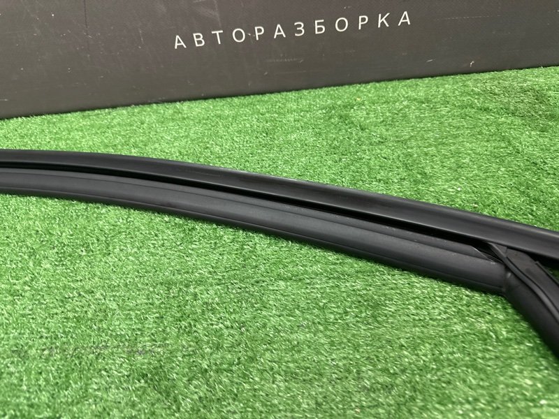 Уплотнитель стекла направляющий Skoda Octavia 2014 A7