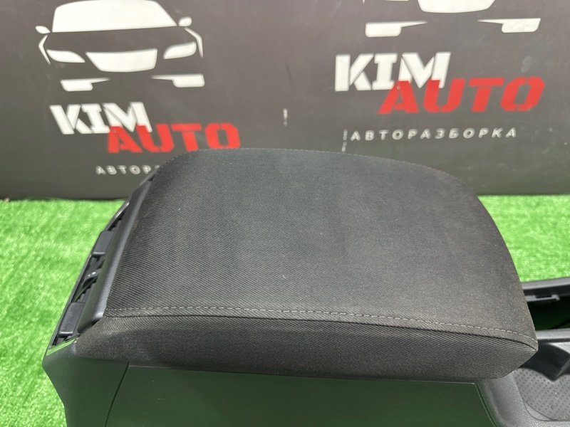 Центральная Консоль с подлокотником Skoda Octavia 2014 A7