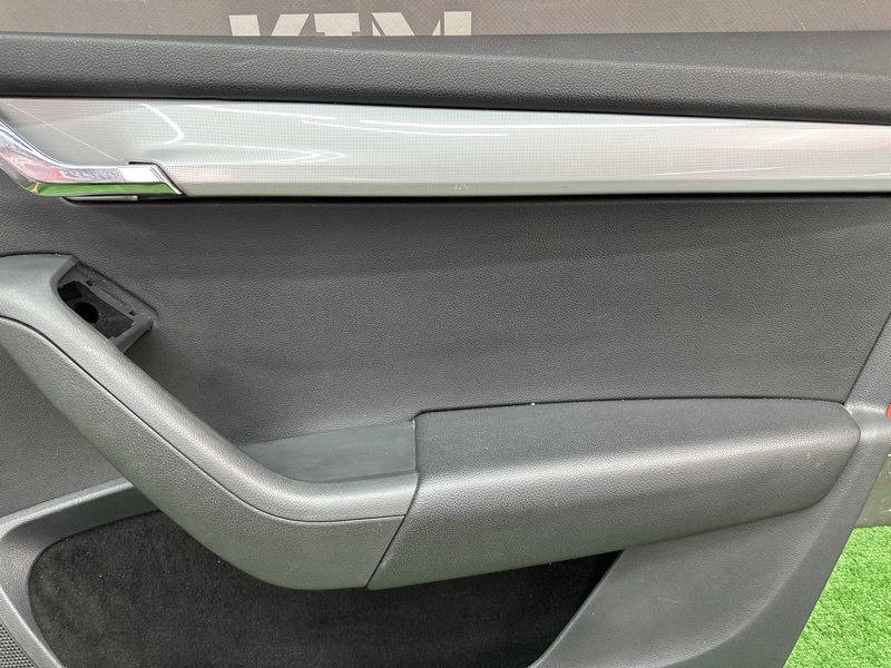 Обшивка двери Skoda Octavia 2014 A7