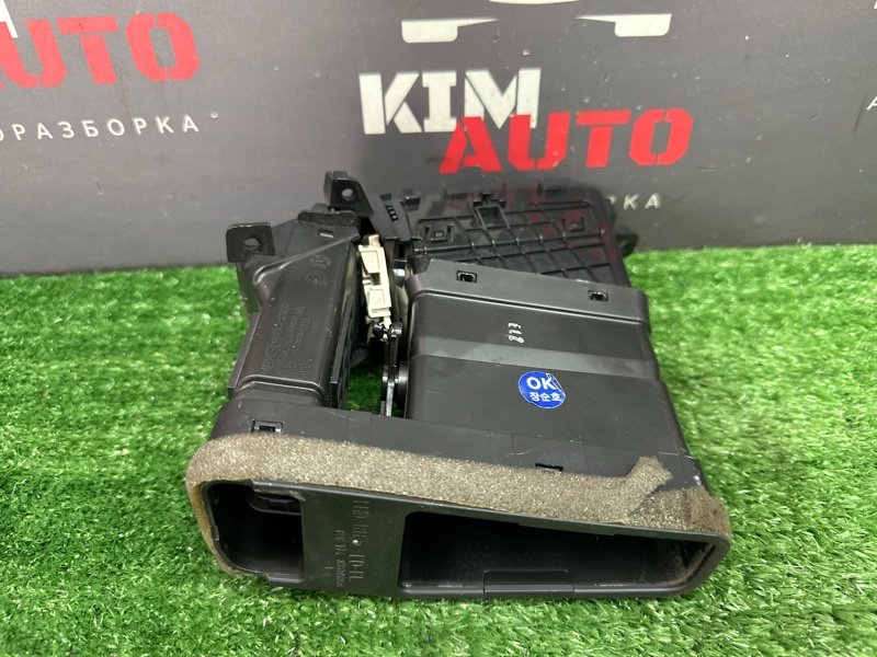 Дефлектор отопителя центральный Kia Ceed 1 2010 ED