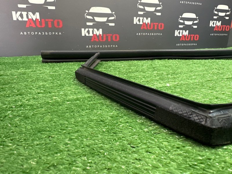 Уплотнитель стекла направляющий Kia Ceed 1 2010 ED