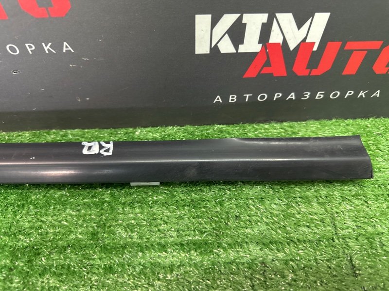 Уплотнитель стекла наружный (Бархотка) Kia Ceed 1 2010 ED