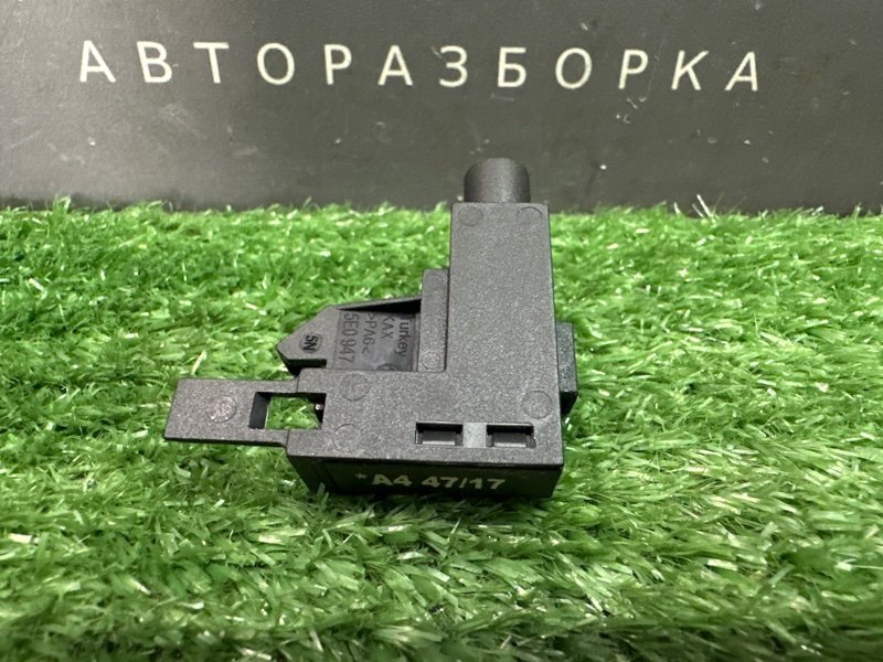 Концевик ручника Skoda Octavia 2018 A7