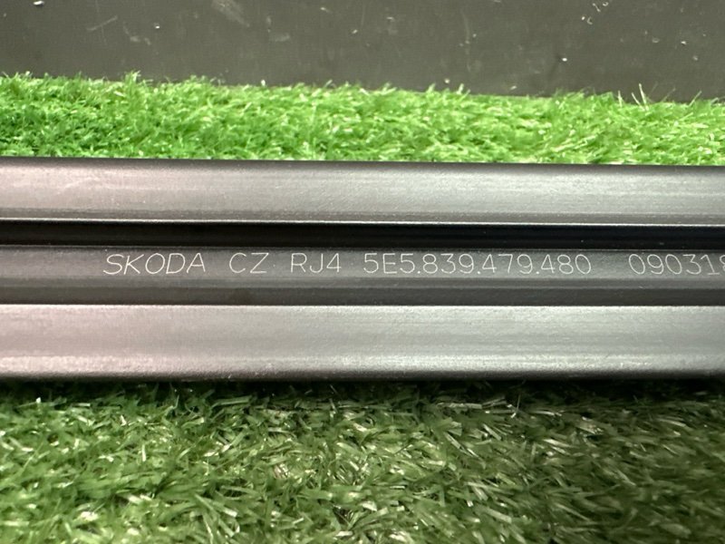 Уплотнитель стекла(бархотка) внутренний Skoda Octavia 2018 A7