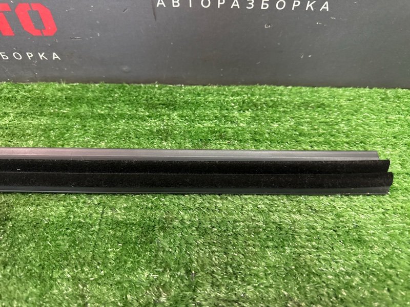 Уплотнитель стекла(бархотка) внутренний Skoda Octavia 2018 A7