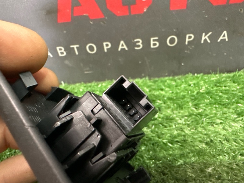 Кнопка стеклоподъемника Skoda Octavia 2014 A7