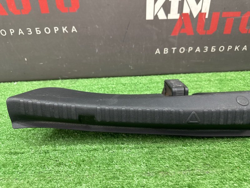 Накладка замка багажника Skoda Rapid 2 2021 NK6