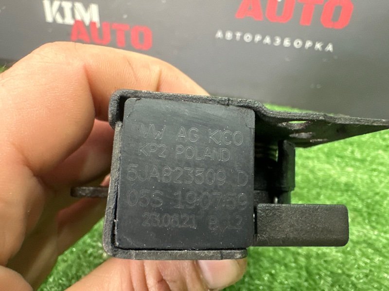 Замок капота с тросиком Skoda Rapid 2 2021 NK6