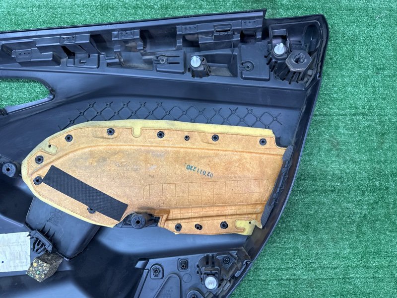 Обшивка двери Ford focus 3 2012 CB8