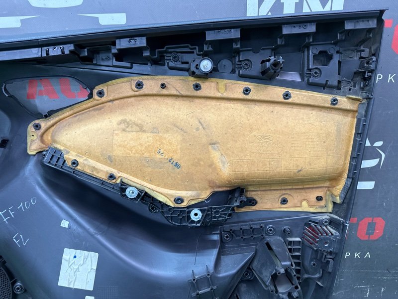 Обшивка двери Ford focus 3 2012 CB8