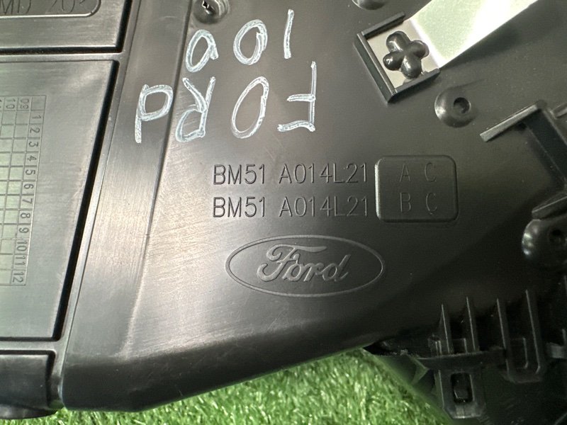 Дефлектор отопителя центральный Ford focus 3 2012 CB8