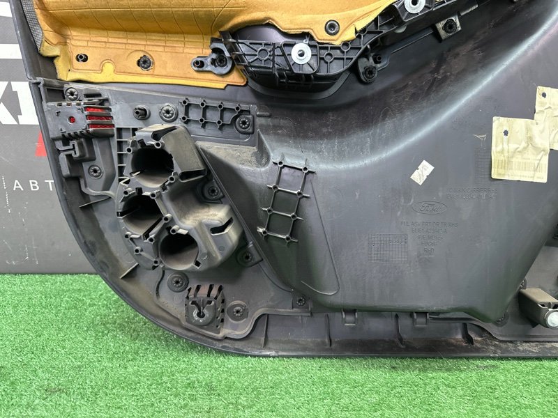 Обшивка двери Ford focus 3 2012 CB8