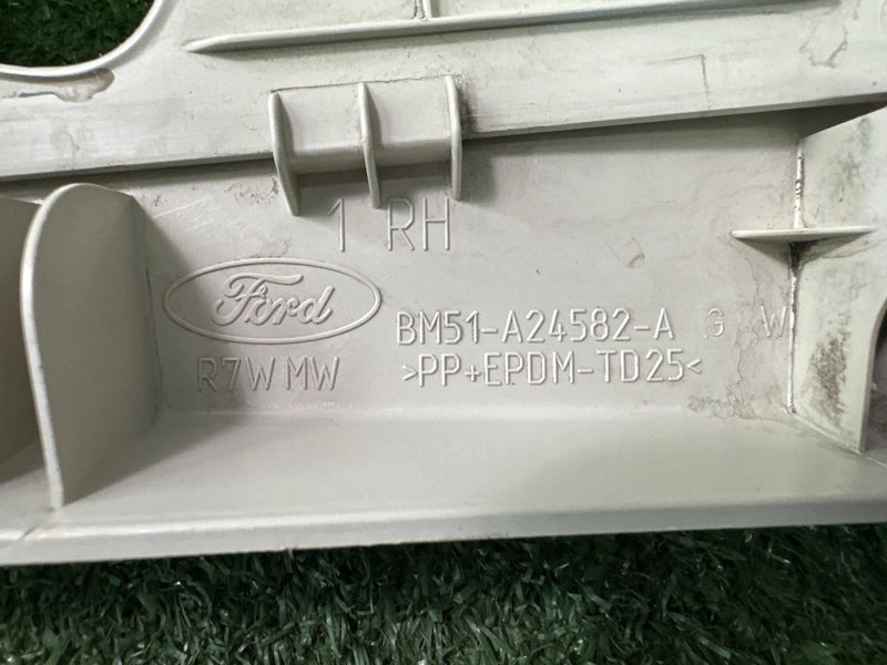 Накладка центральной стойки верхняя Ford focus 3 2012 CB8