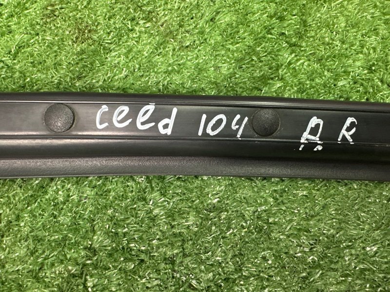 Уплотнитель стекла двери Kia Ceed 2 2012 JD