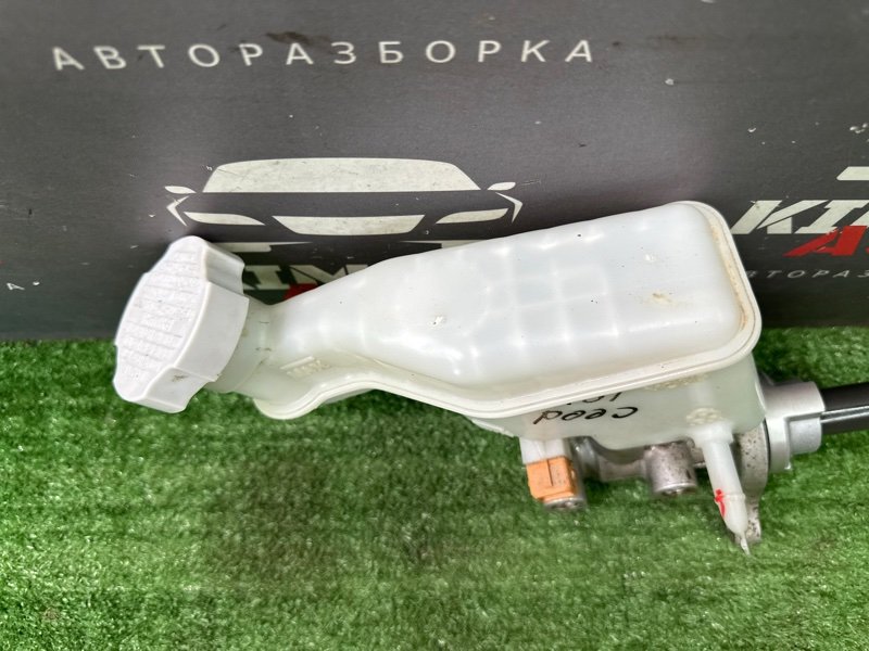 Главный тормозной цилиндр с бочком Kia Ceed 2 2012 JD