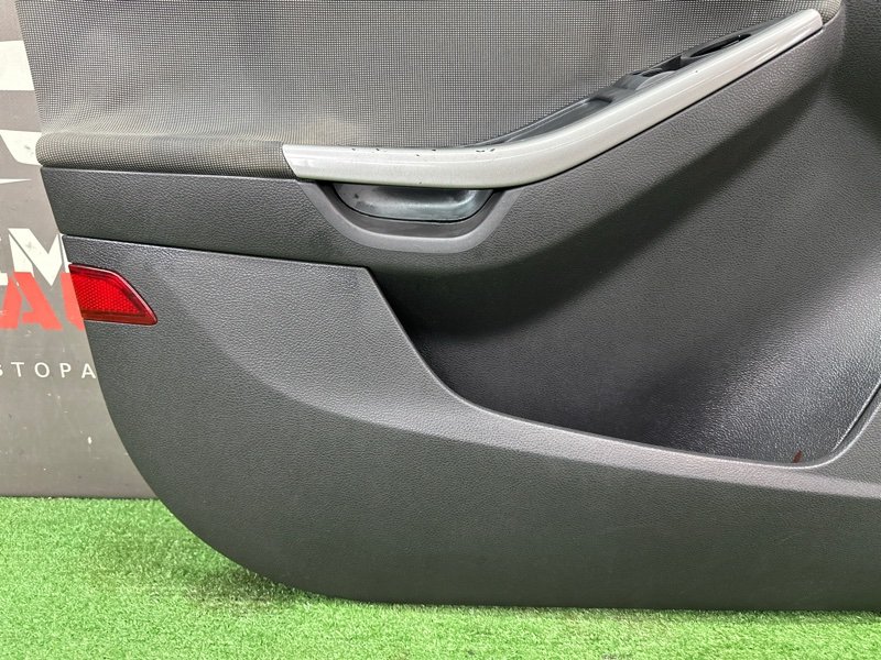 Обшивка двери Ford Focus 3 HB 2012 CB8