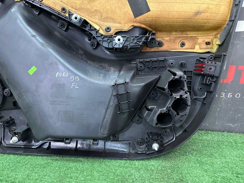 Обшивка двери Ford Focus 3 HB 2012 CB8