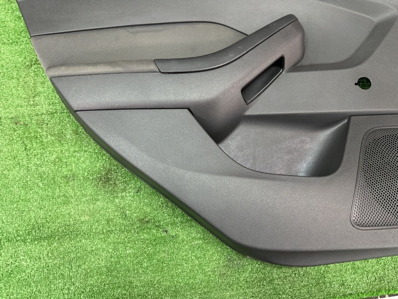 Обшивка двери Ford Focus 3 HB 2012 CB8