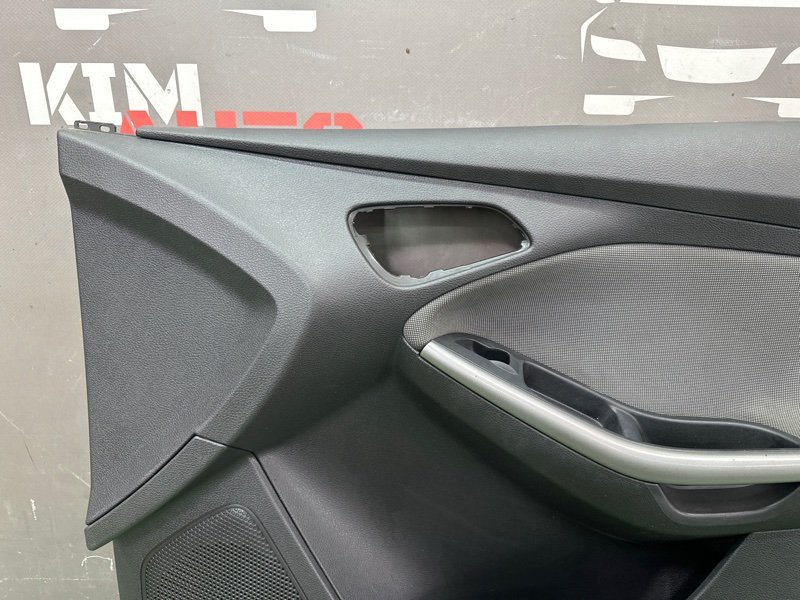 Обшивка двери Ford Focus 3 HB 2012 CB8
