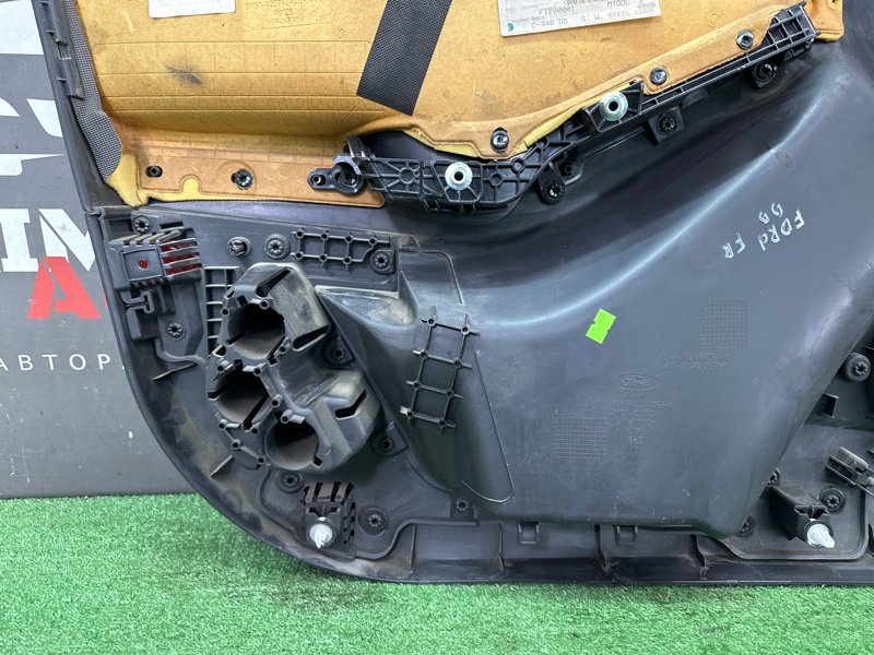 Обшивка двери Ford Focus 3 HB 2012 CB8