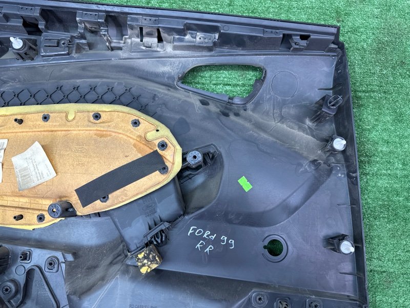 Обшивка двери Ford Focus 3 HB 2012 CB8