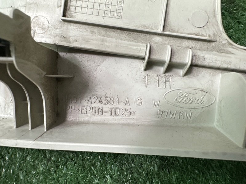 Накладка центральной стойки верхняя Ford Focus 3 HB 2012 CB8