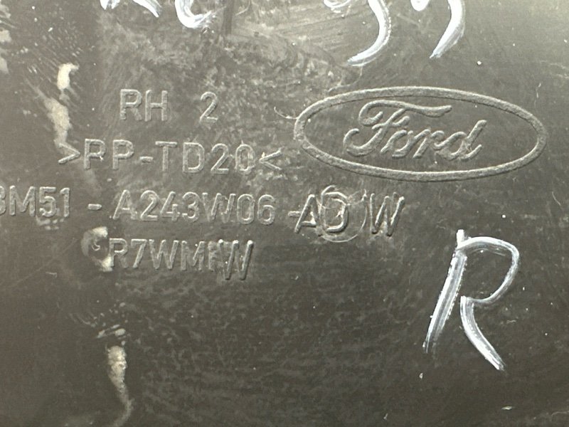 Накладка центральной стойки нижняя Ford Focus 3 HB 2012 CB8