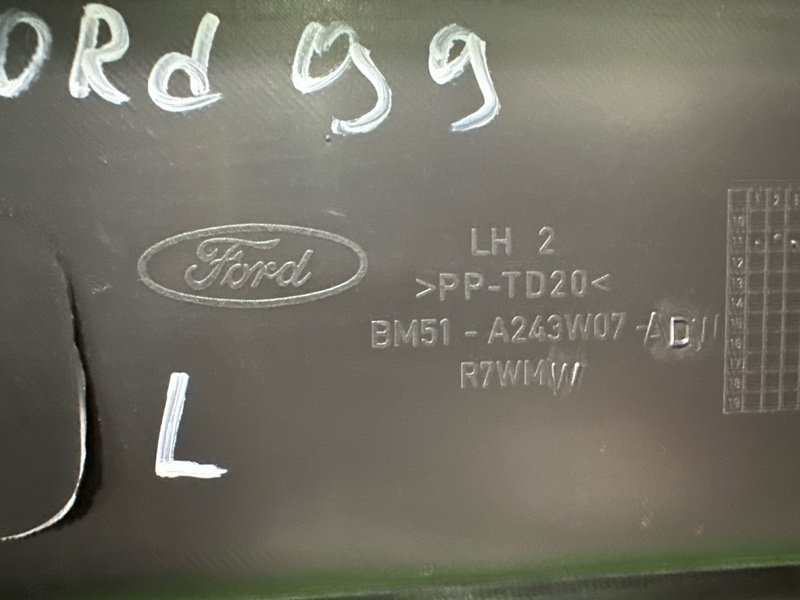 Накладка центральной стойки нижняя Ford Focus 3 HB 2012 CB8