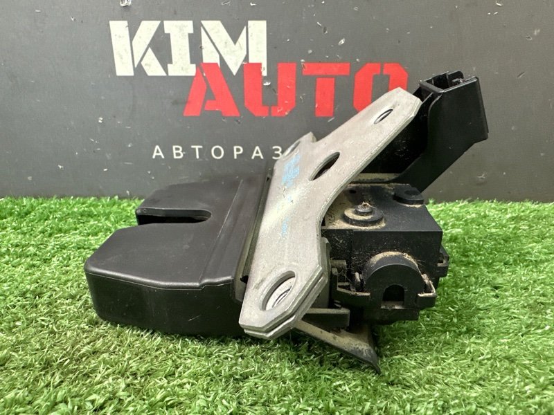 Замок крышки багажника Ford Focus 3 HB 2012 CB8