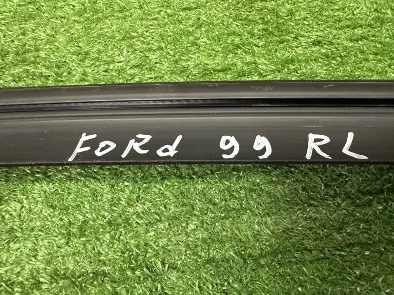 Уплотнитель стекла направляющий Ford Focus 3 HB 2012 CB8