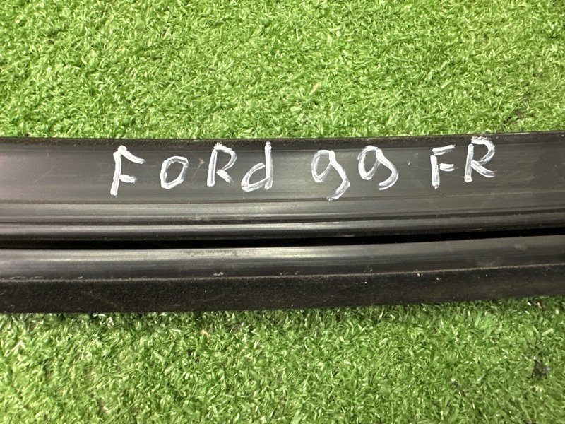 Уплотнитель стекла направляющий Ford Focus 3 HB 2012 CB8