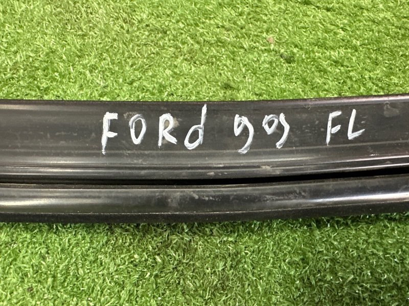 Уплотнитель стекла направляющий Ford Focus 3 HB 2012 CB8