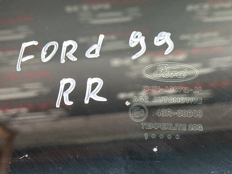 Стекло двери Ford Focus 3 HB 2012 CB8