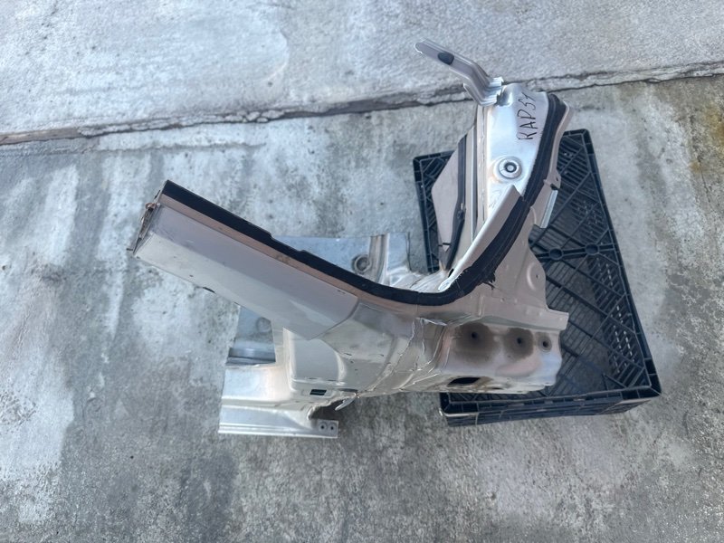 Стойка двери с бананом Skoda Rapid 2016