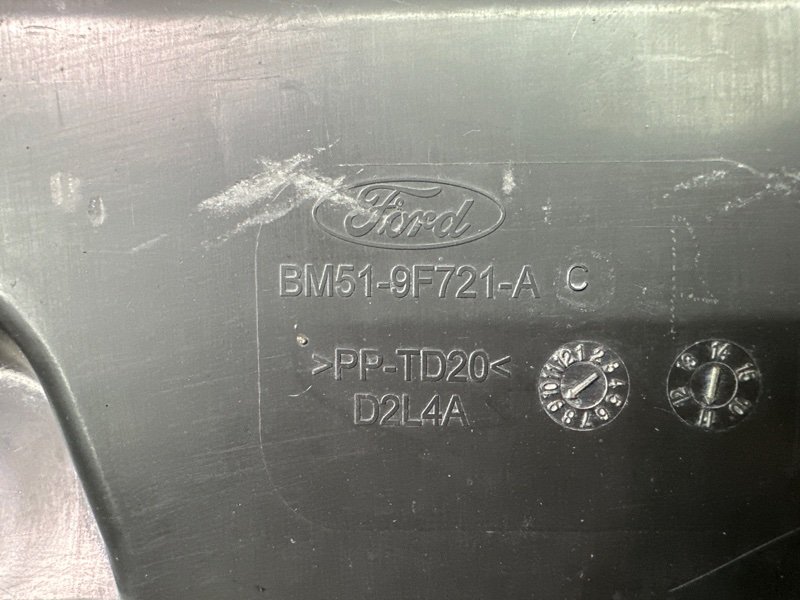 Дефлектор радиатора верхний Ford Focus 3 HB 2012 CB8