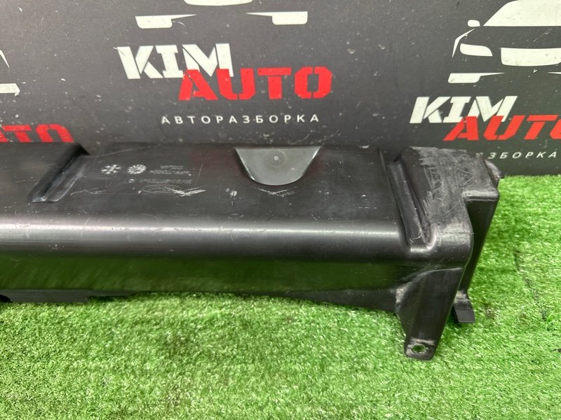 Дефлектор радиатора верхний Ford Focus 3 HB 2012 CB8