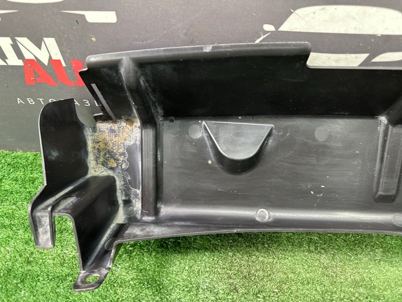 Дефлектор радиатора верхний Ford Focus 3 HB 2012 CB8